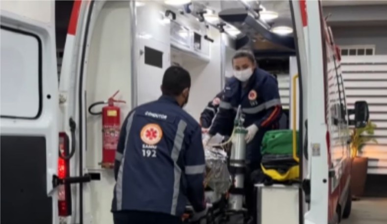 Acidente gravíssimo entre carro e moto deixa jovem em estado crítico na Avenida Brescansin