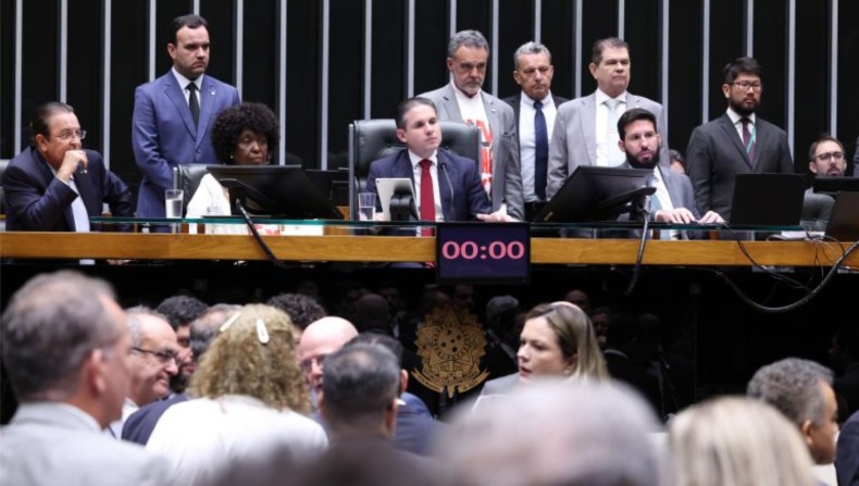 Câmara aprova PEC que extingue jornada 6x1 e fixa limite de 40 horas semanais